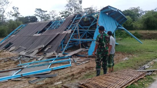 Bangunan rumah rusak disapu angin kencang di Desa Lancar Pamekasan.