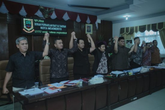 Bergandengan tangan suarakan Nyanyian Jiwa. Komisi II DPRD Kota Mojokerto menyatakan komitmennya memperjuangkan kepentingan masyarakat dalam RDP kemarin. Kariyadi/Bhirawa)