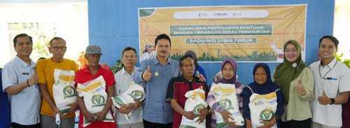 Wali Kota Madiun, Dr. Maidi salurkan Bantuan Pangan secara simbolis di Kelurahan Nambangan Lor Kecamatan Manguharjo Kota Madiun, Selasa (26/3). [sudarno/bhirawa]