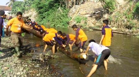 Ribuan Warga Lumajang Gotong Royong Bersih Sungai