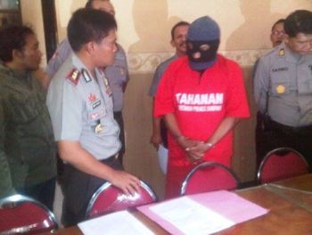 7-foto KILAS 3 lis- Mantan Kades ditahan Polres Sampang