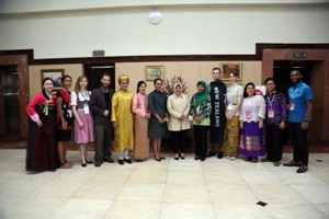 2-Wali Kota Surabaya Tri Rismaharini  bersama para peserta BSBI