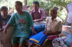 Dinsos Gerojok Bantuan Sembako Nenek Rasidah