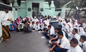 2-Para siswa mendapat penjelasan dari pengurus Masjid Sunan Ampel (dre)