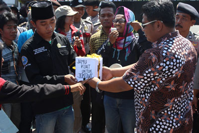 Peringati Harkitnas, Mahasiswa Kado Jamu Obat Kuat untuk Jokowi