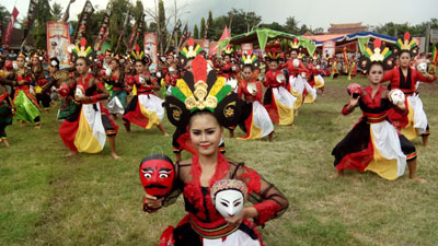 1.000 Penari Topeng Ramaikan Launching Desa