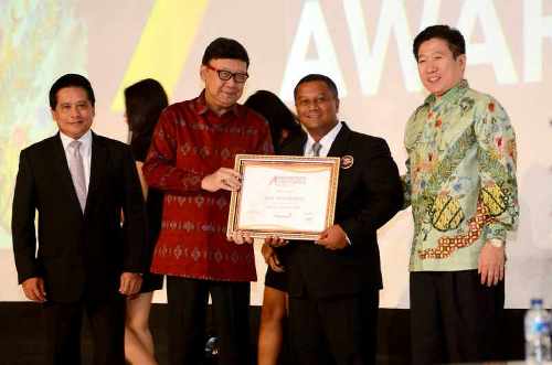 Bupati MKP Raih Penghargaan IAI Award 2015