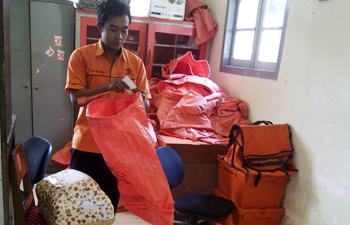 Jelang Lebaran di Sampang, Pengiriman Pos Tetap