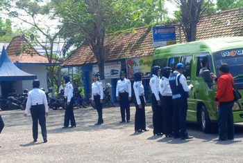 Dishubkomimfo Bangkalan Terjunkan Srikandi ke Terminal