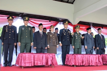 6-Peringati HUT RI ke 70  Bupati saat menjadi inspektur upacara