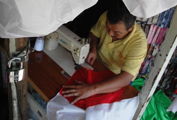 Jelang HUT RI ke 70, Pedagang Serbu Surabaya