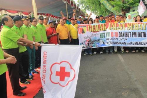 Wali Kota Mojokerto Lepas Jalan Sehat HUT PMI