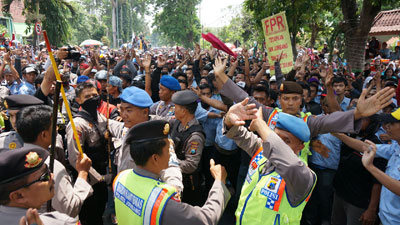 Kepung Pemkab, Demo Buruh Jombang Berujung Ricuh