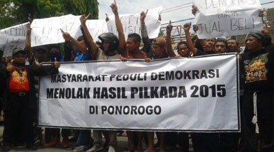 Warga Demo KPU Tolak Hasil Pilkada Ponorogo