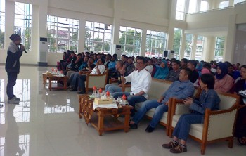 09-HL sup-salah satu mahasiswa formatani asal lombok sedang bertanya ke Walikota Batu