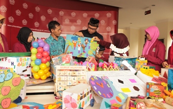 UM Surabaya Salurkan APE Anak Eks Gafatar
