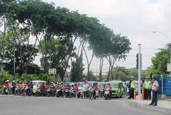 Pengguna Jalan Surabaya Protes Uji Traffic Light