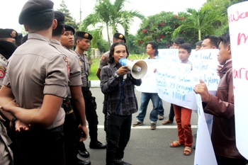 Aktivis Anti Korupsi Demo Polda Jatim