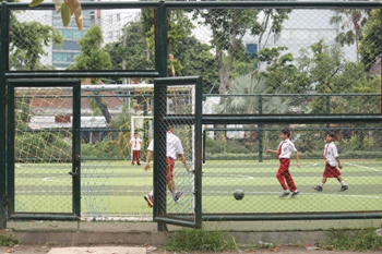 Pagar Pembatas Futsal Taman Apsari Menganga