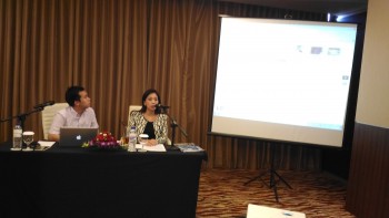 Jenny Sugiarto Komisaris PT Pondok Tjandra Indah didampingi direkturnya Edward saat memberikan penjelasan pada wartawan