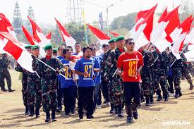 Ratusan Aremania-TNI Bentangkan Bendera Jelang Pertandingan
