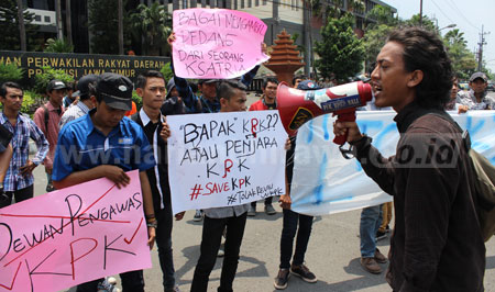 Mahasiswa Surabaya Tolak Revisi UU KPK