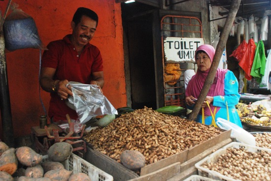 Pedagang Pasar Surabaya Gratiskan Kantong Plastik
