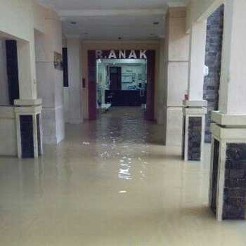 Dinsos Jatim Serahkan Bantuan Banjir Sampang