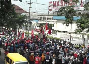 Demo Buruh Maspion Macetkan Jalan Sidoarjo