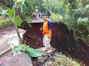 Hujan Deras, Jalan Desa Ambrol di Kab.Malang