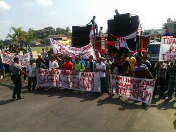 Ratusan Warga Tulungrejo Demo Bupati Blitar