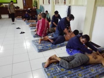 Dinsosnaker Tuban Latih Massage Penyandang Disabilitas