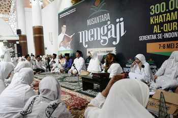 Lima Ribu Orang Ngaji Quran di Masjid Ampel