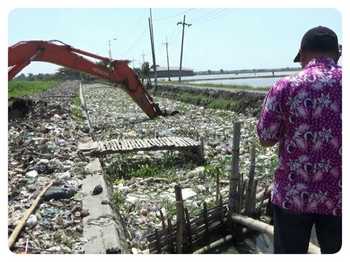 Puluhan Kubik Sampah Sumbat Sungai Sedati