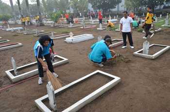 PNS Kerja Bakti Bersihkan Taman Makam Pahlawan