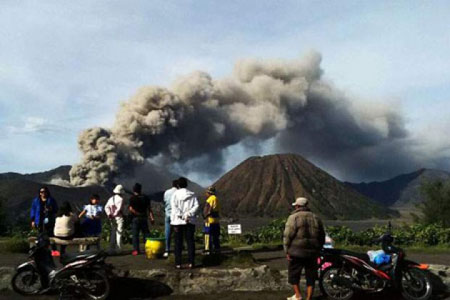 Erupsi Gunung Bromo, Bandara Abd Rachman Saleh Malang Ditutup