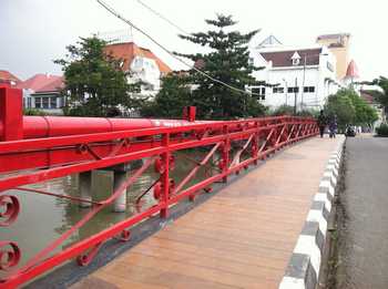 Bulan Lalu Dipasang, Kini PJU Jembatan Merah ‘Menghilang’