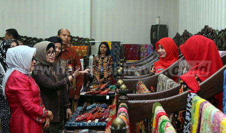 Kunjungi Galeri Batik Jatim, Istri Wapres Borong Batik