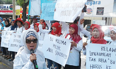 10-Tolak-Risma-ke-Jakarta,-Warga-Surabaya-Demo