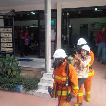 Pegawai RS Karsa Husada Sigap Evakuasi Pasien
