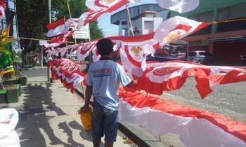 Penjual Bendera Merah Putih Sidoarjo Ditertibkan