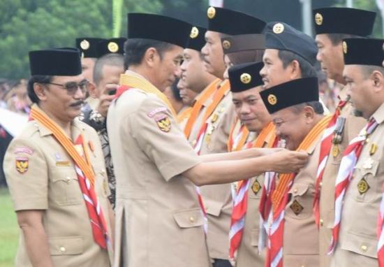 Presiden Jokowi Hadiahi Bupati Madiun Lencana Melati