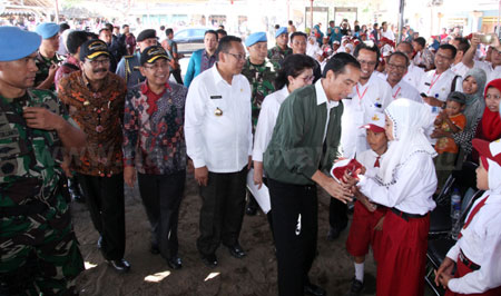 Pakde Karwo Dampingi Jokowi Beri Bantuan Makanan Tambahan di TPI Landangan