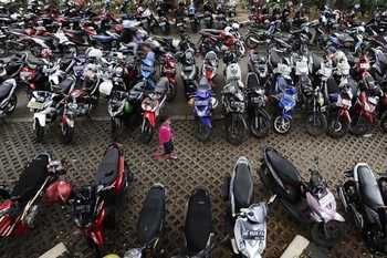 Parkir Paling Mahal di Surabaya Include Penitipan Helm Meski Ditaruh Motor