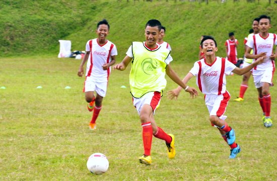 128 Remaja Ikuti Pelatihan Sepak Bola Coke Kicks