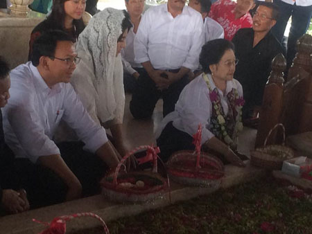 Megawati Ajak Enam Calon Gubernur Nyekar ke Makam Bung Karno