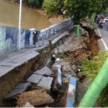 Akibat Banjir, Jalan Nasional Sampang Ambles