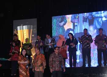 Universitas Surabaya Terima Penghargaan SNI Award