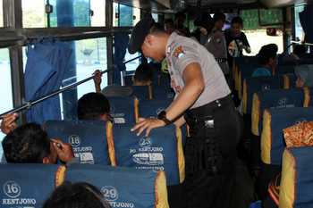 Razia Penumpang Bus, Petugas Teliti Barang Bawaan
