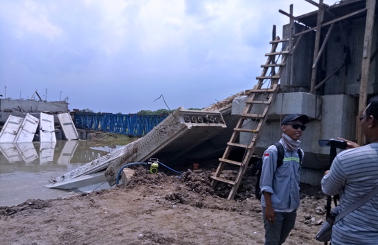 Kontruksi Jembatan Rejoto Kota Mojokerto Ambruk